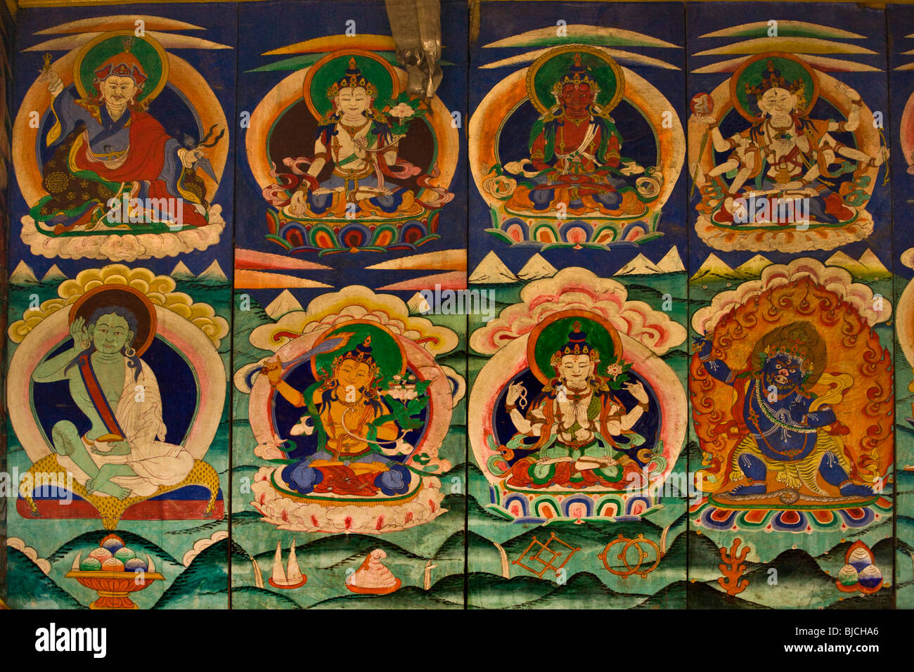 TIBETISCHE buddhistische Gemälde zeigen MILAREPA, MANJUSHRI, CHENREZIG, TARA und MAHANKALA - um MANASLU TREK, NEPAL Stockfoto