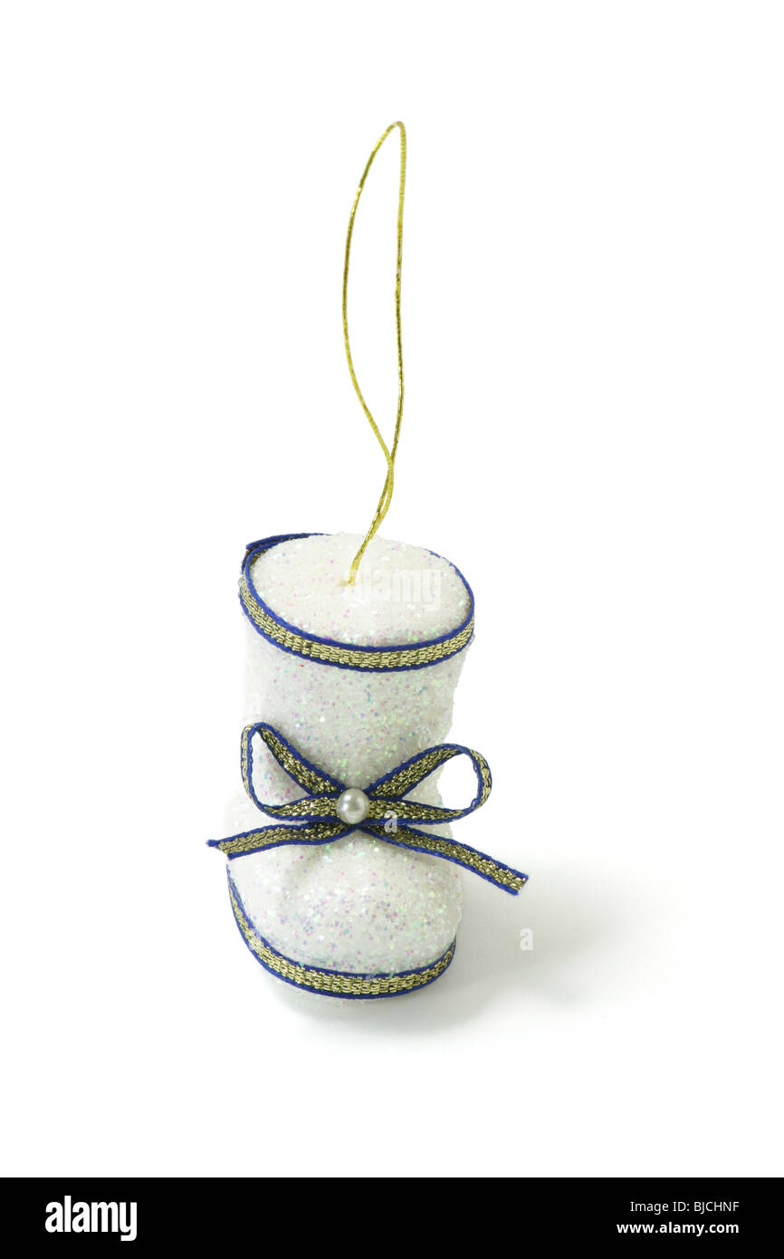 Weißer Weihnachtsbaum Ornament in Form des Stiefels isoliert auf weißem Hintergrund Stockfoto