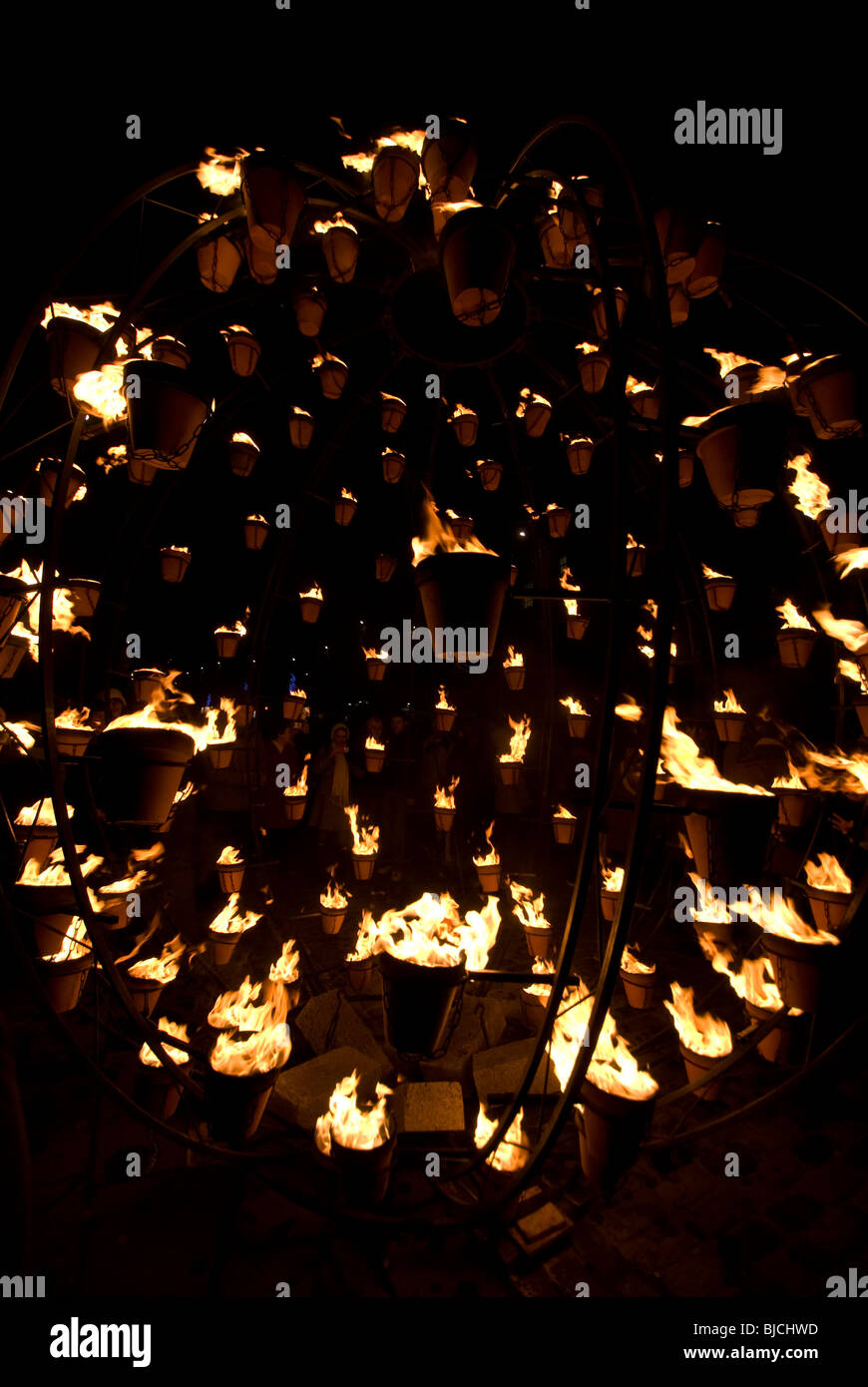 Feuerschein Event von der französischen Firma Carabosse in der Royal Mile, Edinburgh, Schottland, Bestandteil der Stadt Hogmanay Celbrations. Stockfoto