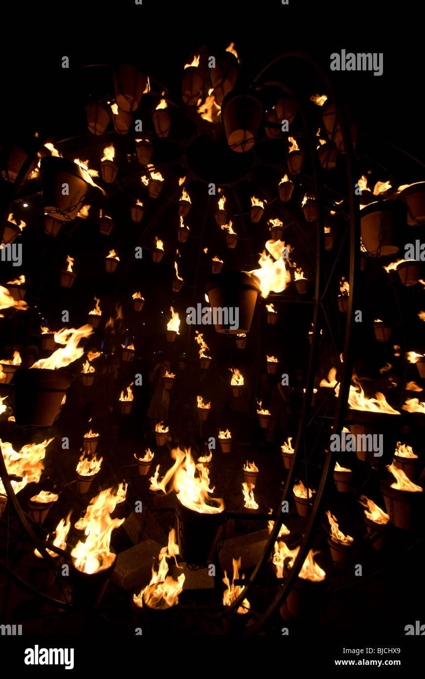 Feuerschein Event von der französischen Firma Carabosse in der Royal Mile, Edinburgh, Schottland, Bestandteil der Stadt Hogmanay Celbrations. Stockfoto