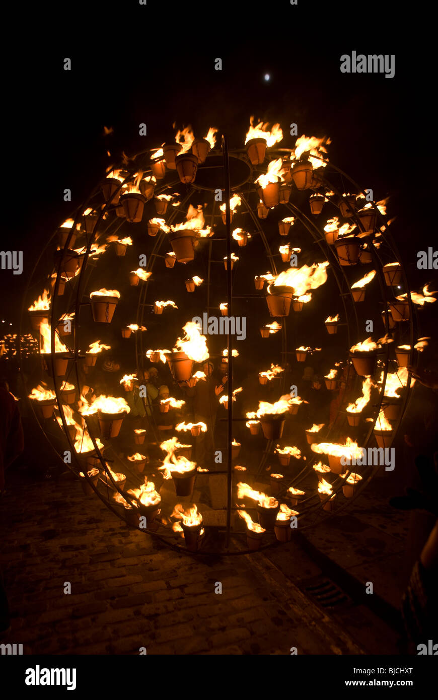 Feuerschein Event von der französischen Firma Carabosse in der Royal Mile, Edinburgh, Schottland, Bestandteil der Stadt Hogmanay Celbrations. Stockfoto