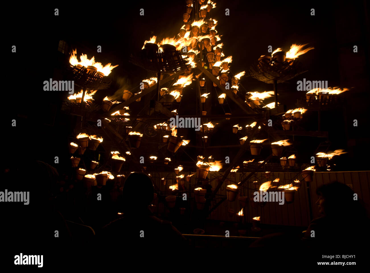 Feuerschein Event von der französischen Firma Carabosse in der Royal Mile, Edinburgh, Schottland, Bestandteil der Stadt Hogmanay Celbrations. Stockfoto