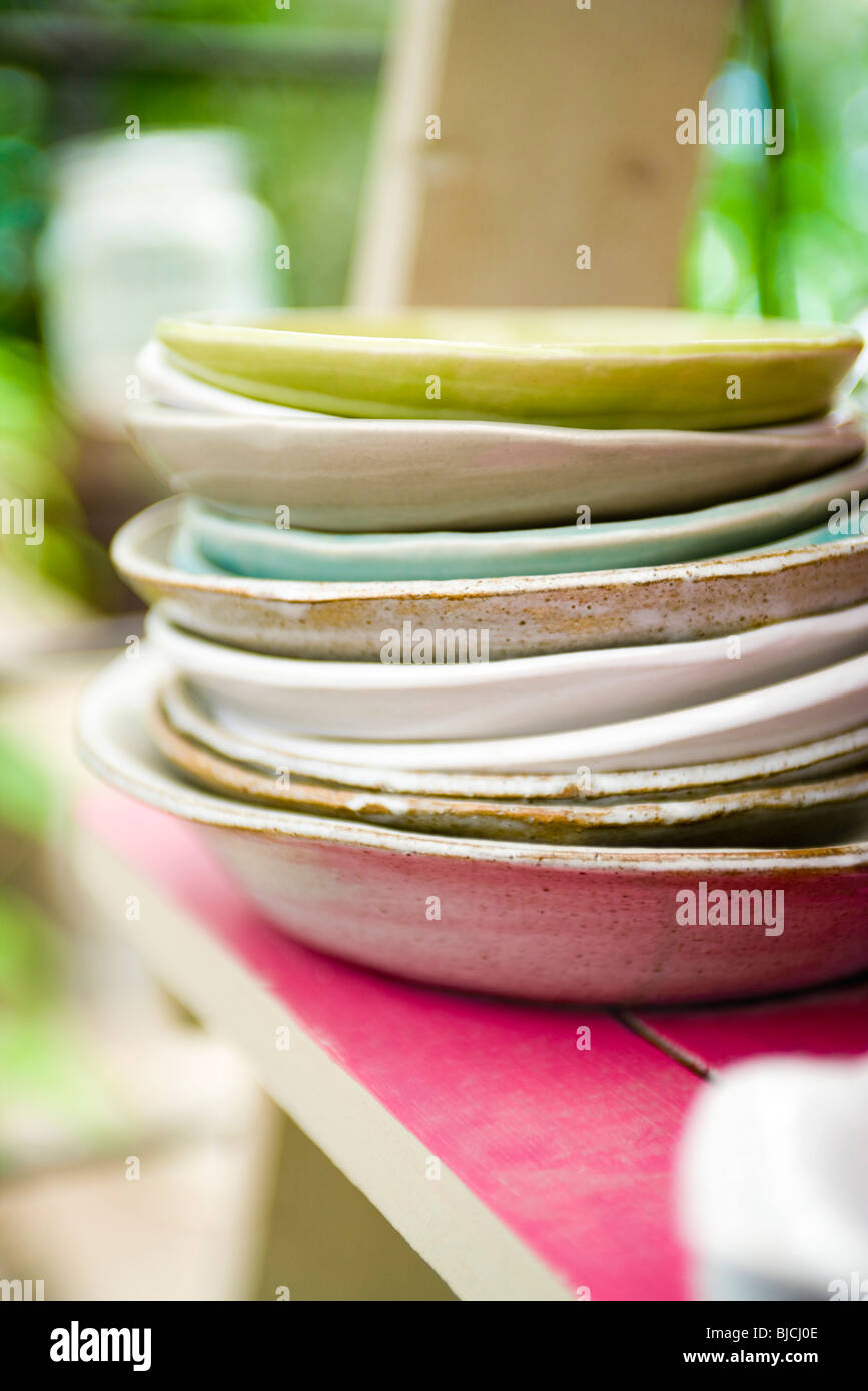 Platten auf Regal stapeln Stockfoto