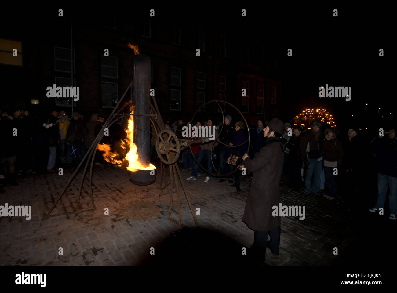 Feuerschein Event von der französischen Firma Carabosse in der Royal Mile, Edinburgh, Schottland, Bestandteil der Stadt Hogmanay Celbrations. Stockfoto