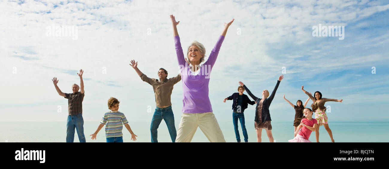 Gruppe von Menschen springen vor Freude Stockfoto