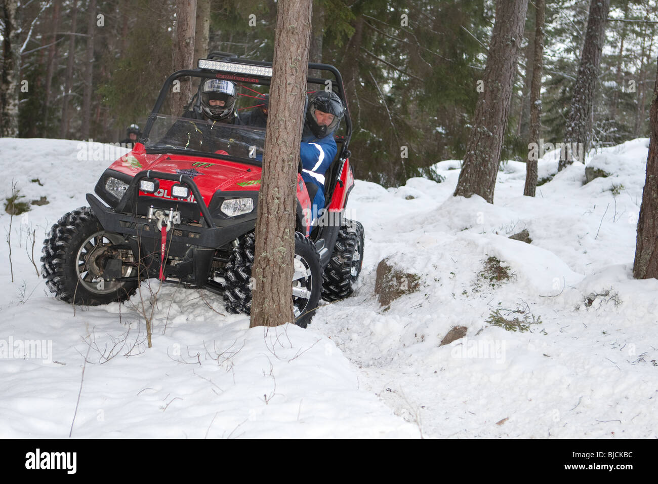 ATV 4 Rad fahren im Wald im winter Stockfoto