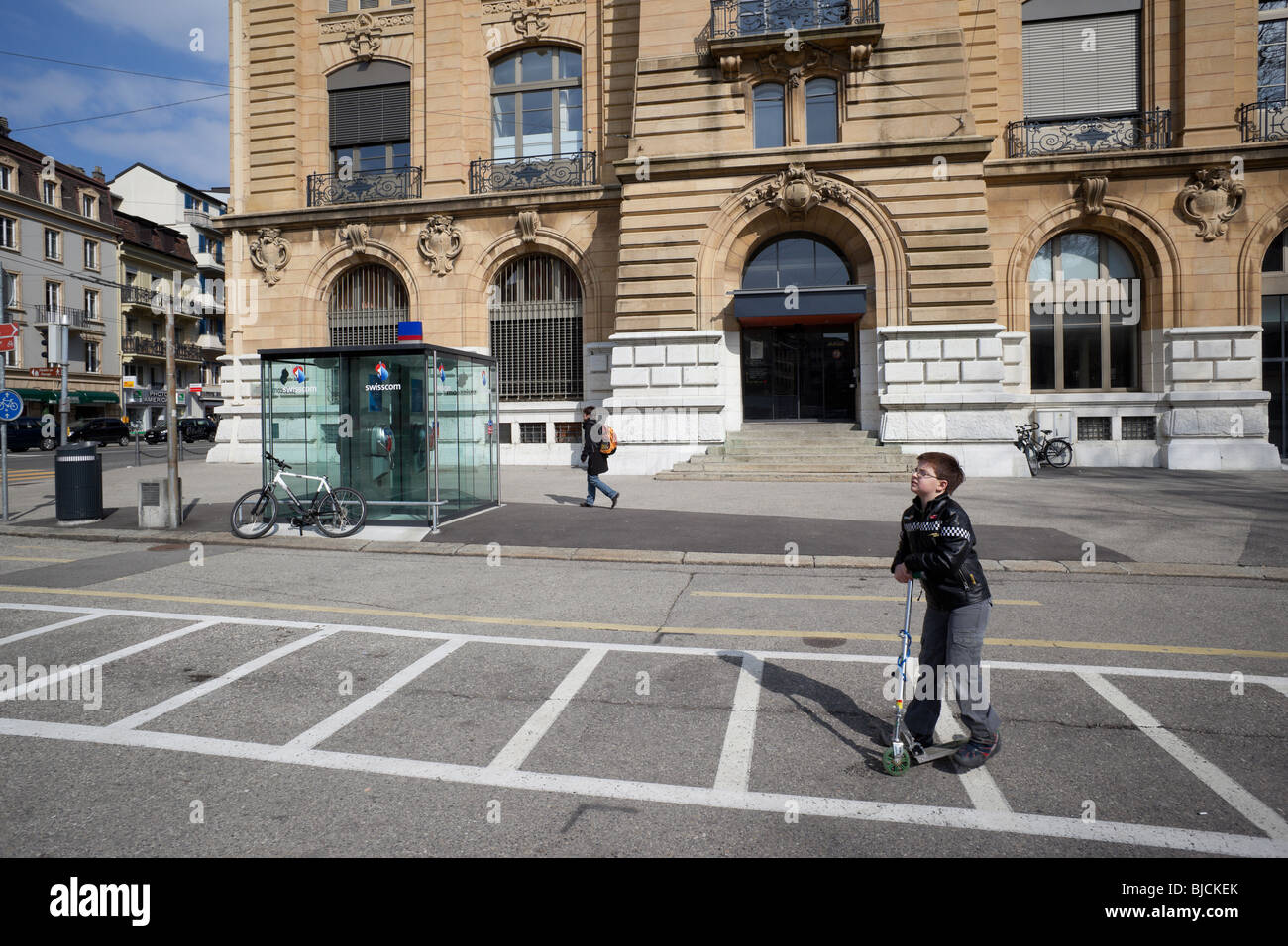 Junge Motorroller vor dem Postamt, Neuchatel, Schweiz. Charles Lupica Stockfoto