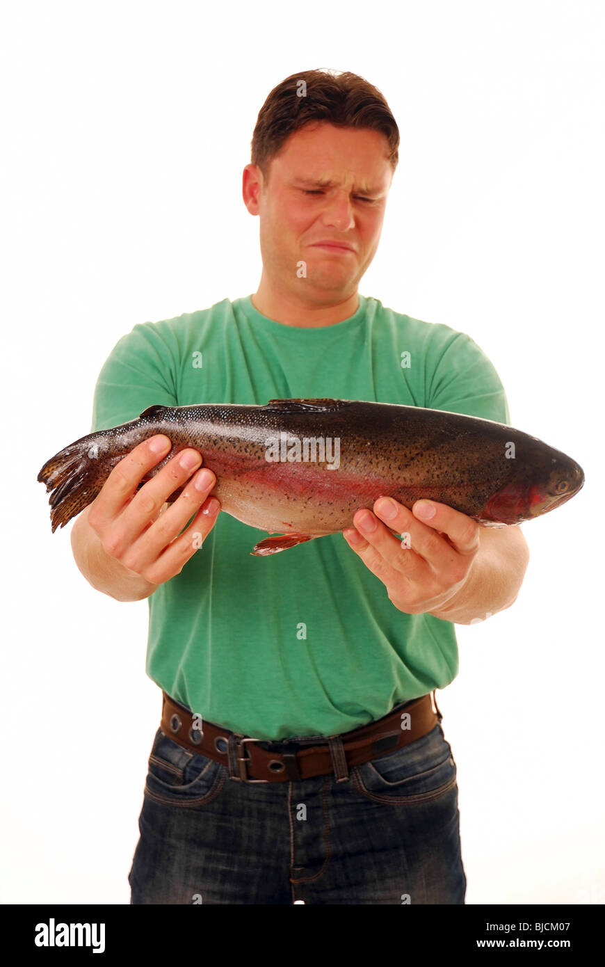 Mann hält einen großen stinkenden Fisch Stockfoto