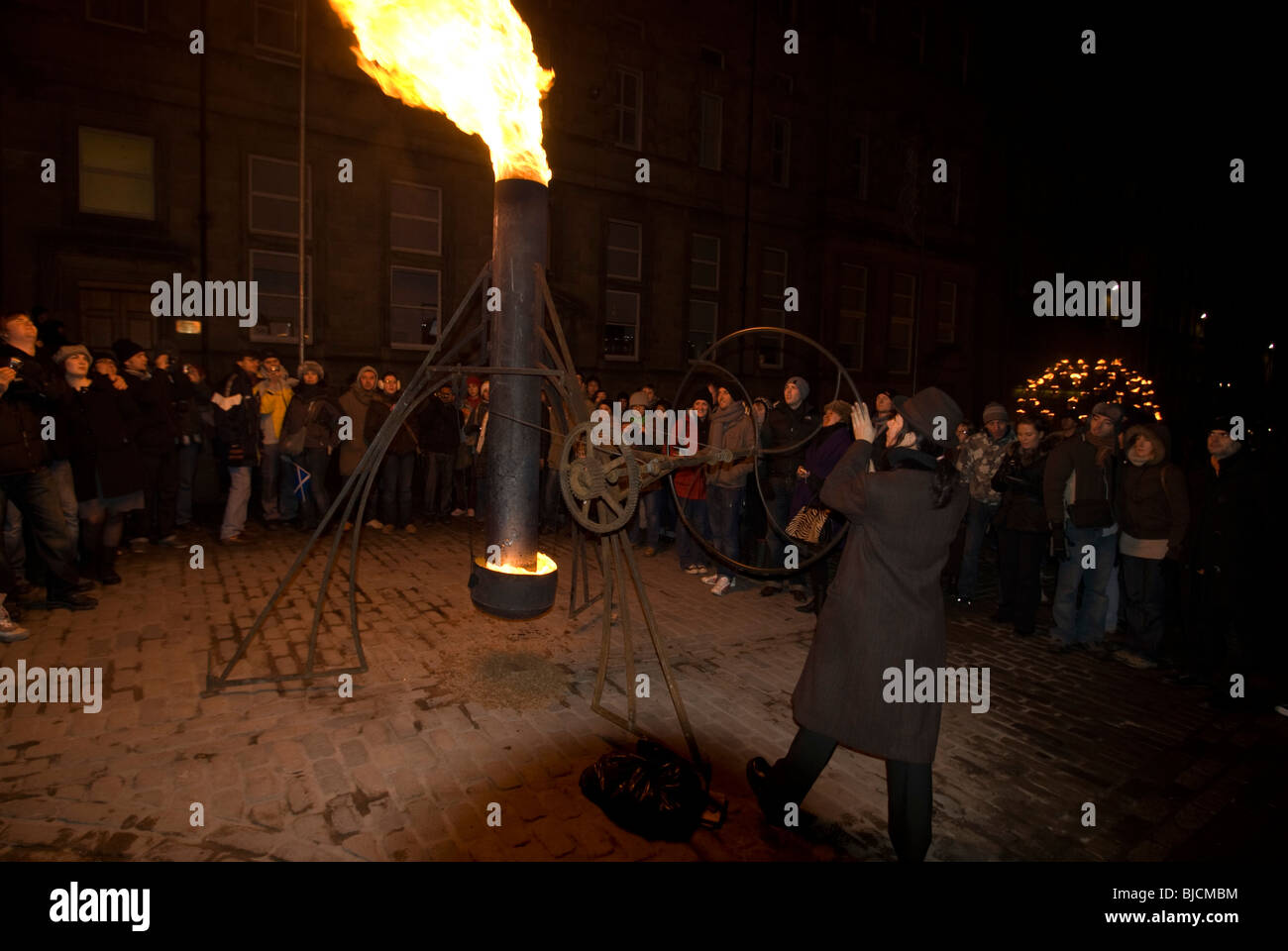 Feuerschein Event von der französischen Firma Carabosse in der Royal Mile, Edinburgh, Schottland, Bestandteil der Stadt Hogmanay Celbrations. Stockfoto