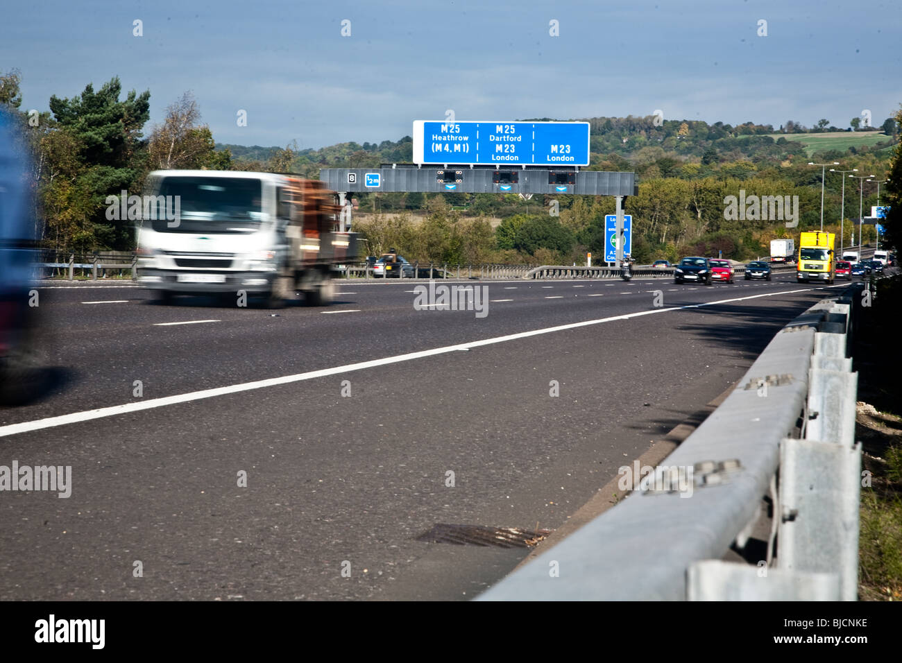 Autobahnverkehr die M23 Süden unterwegs. Foto Blick nach Norden in Richtung M'% Junction Stockfoto