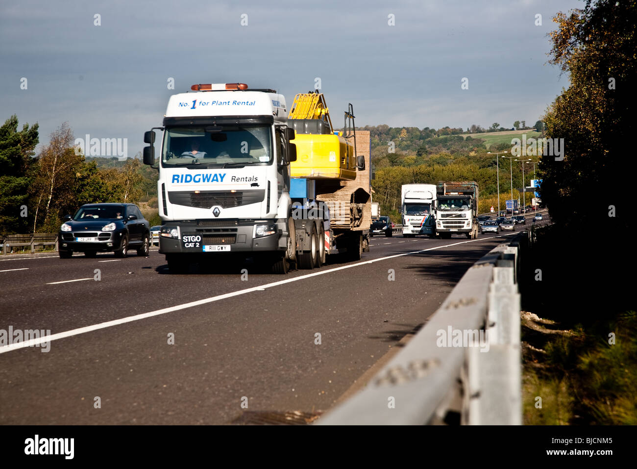 Autobahnverkehr die M23 Süden unterwegs. Foto Blick nach Norden in Richtung M'% Junction Stockfoto
