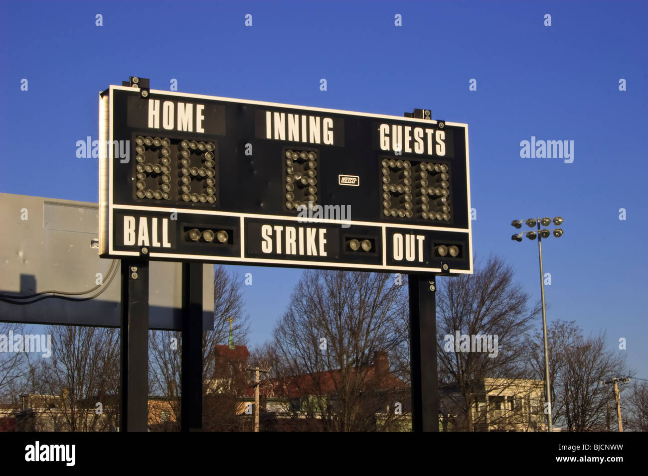 Traditionall Outdoor-Baseball Anzeigetafel am öffentlichen Spielfeld  Stockfotografie - Alamy