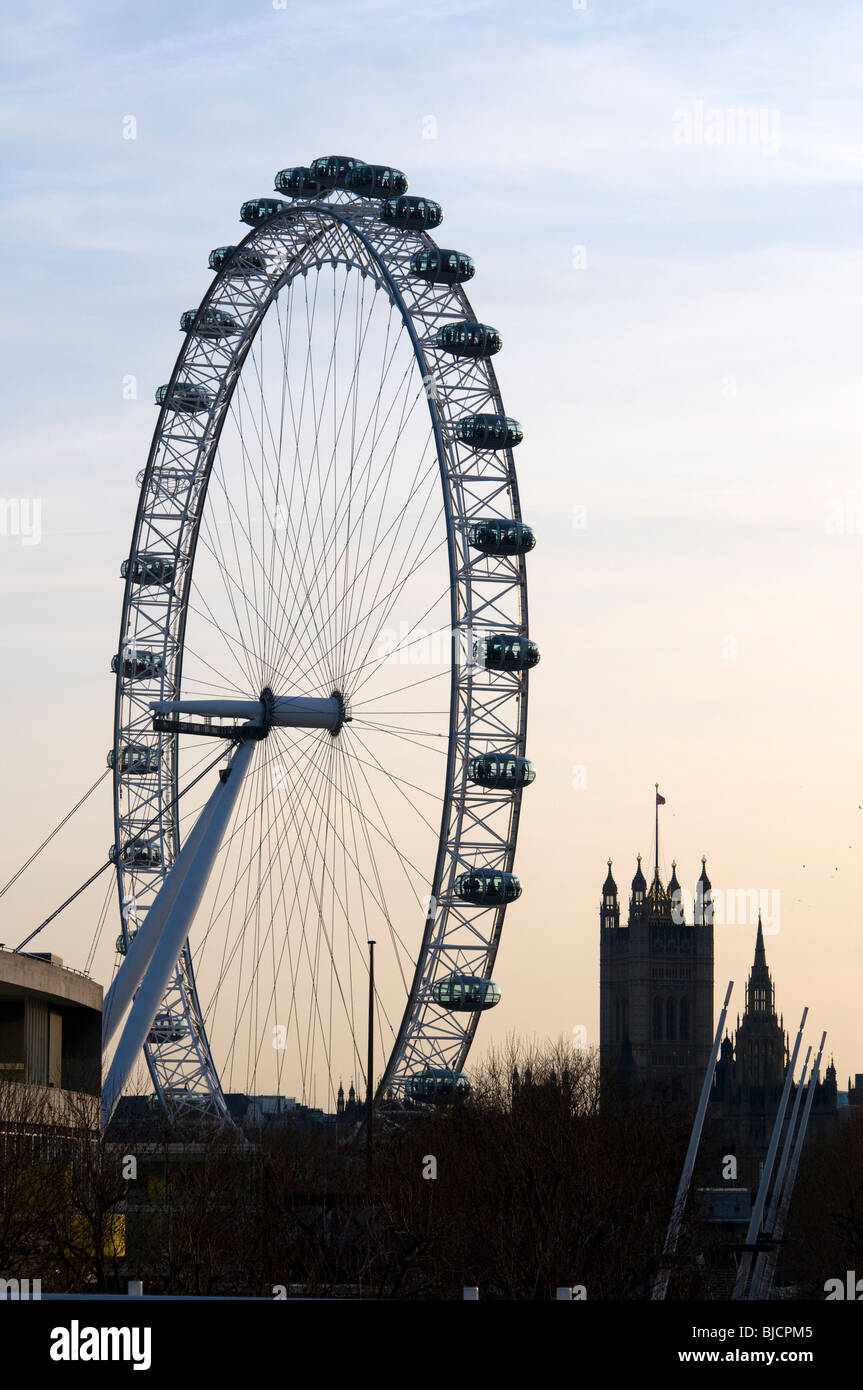 Das London Eye vor einem warmen Abend-Himmel Stockfoto
