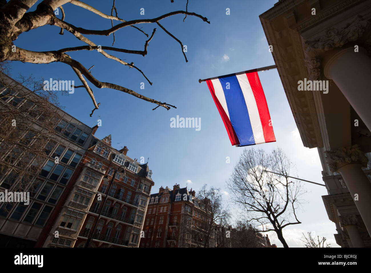 Thailändische Flagge außerhalb Botschaft in Kensington London Stockfoto