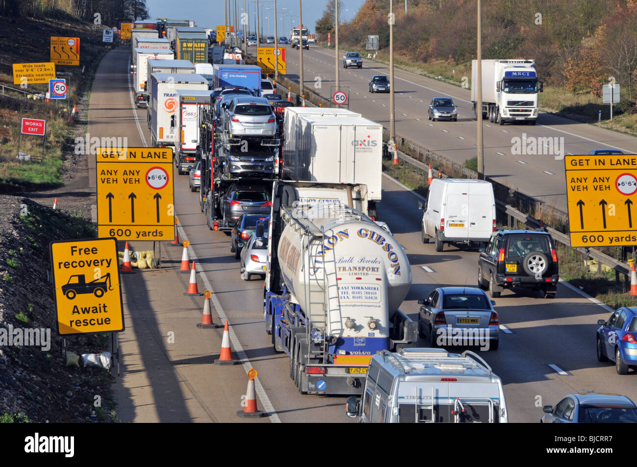 M25 Autobahn Zeichen und Traffice Marmelade Stockfoto