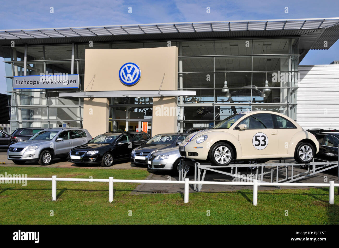 Inchcape Volkswagen Autohändler Geschäftszeichen und Logo am Eingang des Ausstellungsraums und auf dem Vorplatz von VW-Autos in East London England Großbritannien Stockfoto