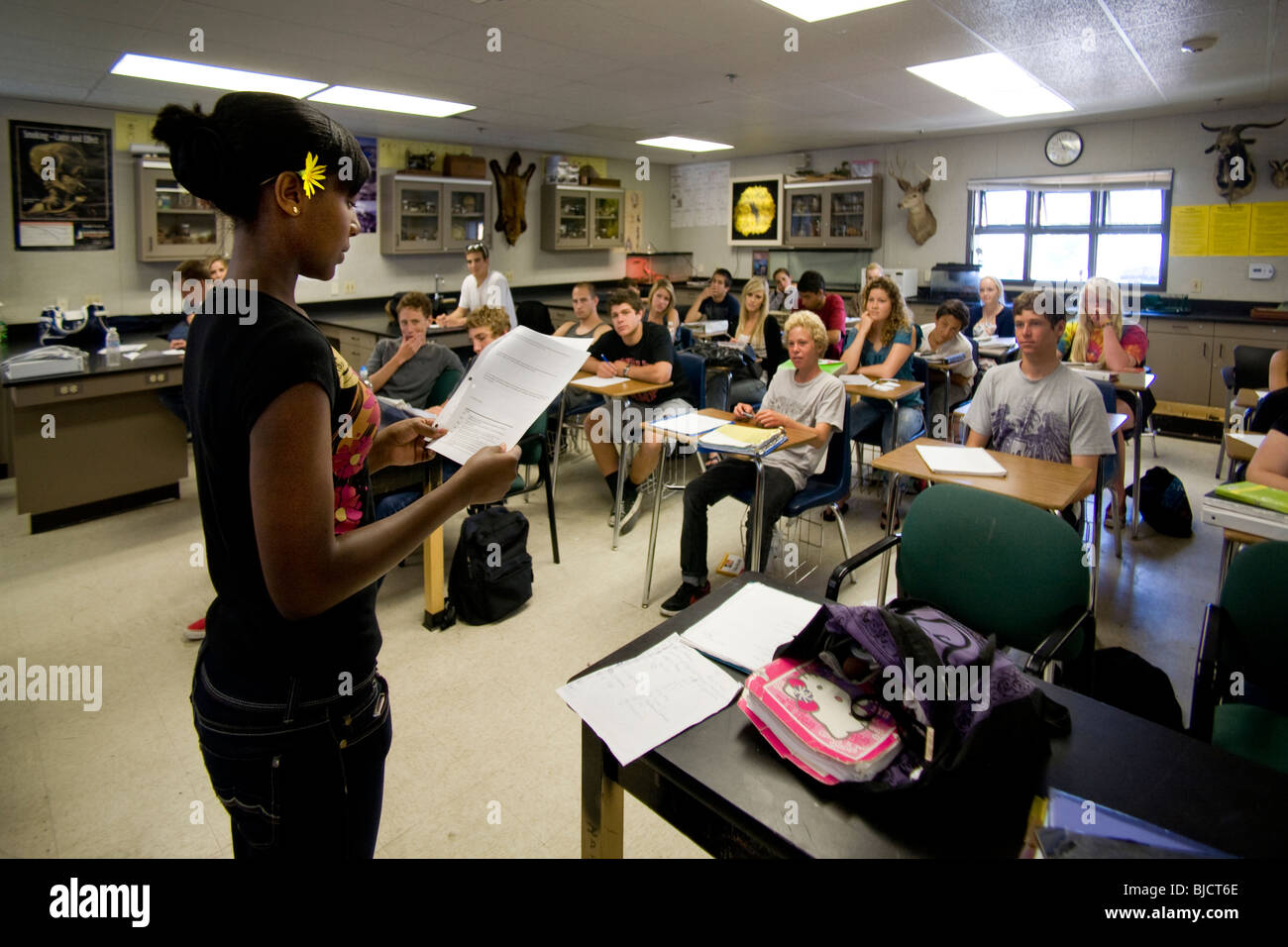 Ein African American Southern California High School Kursteilnehmer gibt eine Darstellung im Physikunterricht. Stockfoto