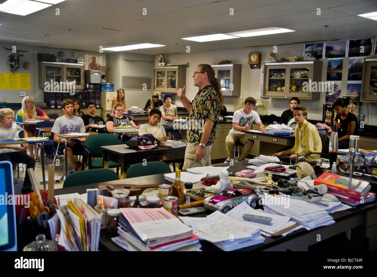 Southern California High School Physiklehrer befasst sich mit seiner Klasse. Stockfoto