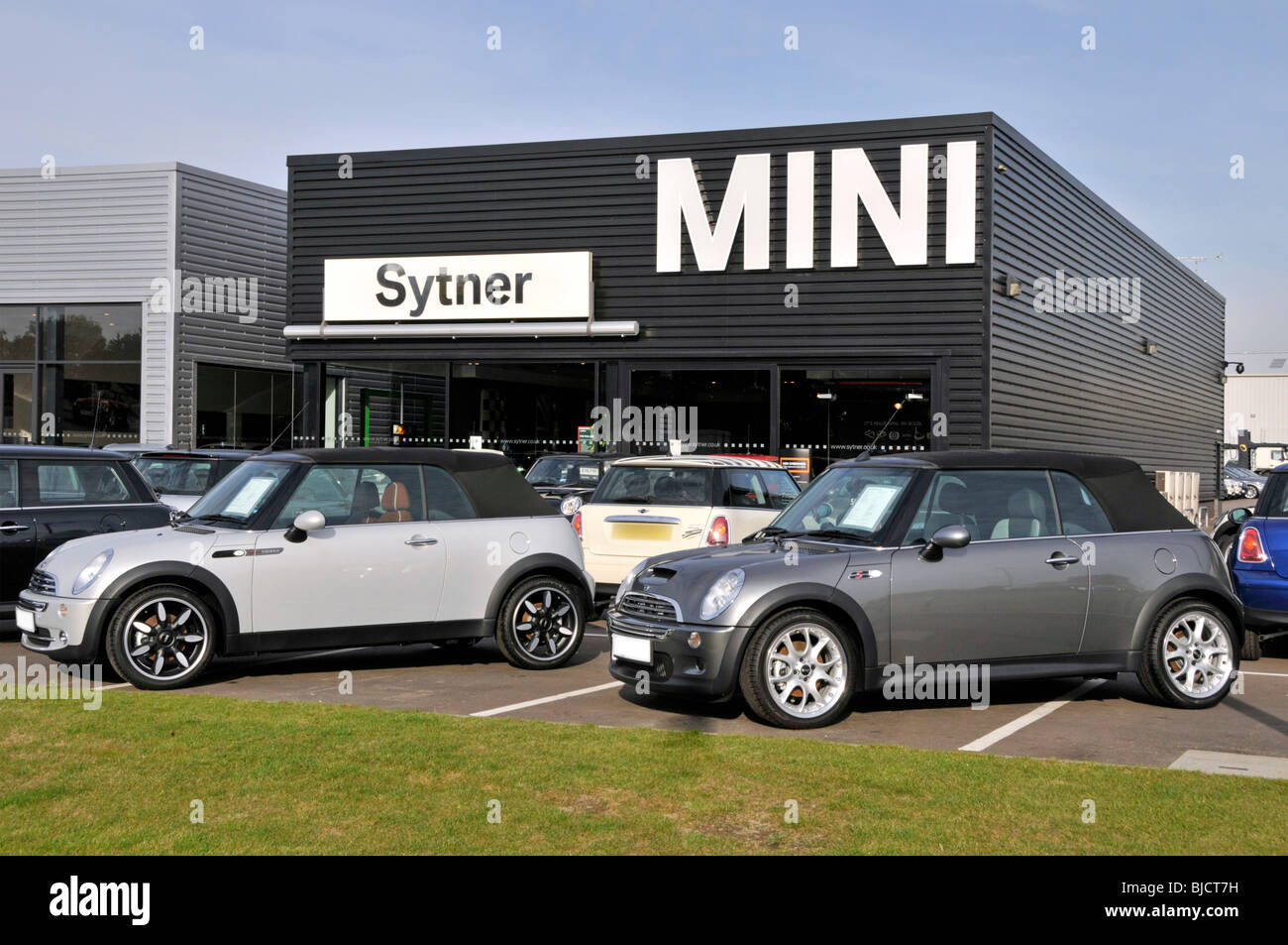 Gebrauchte BMW Mini Autos zum Verkauf auf Vorplatz des Sytner Autohaus Stockfoto