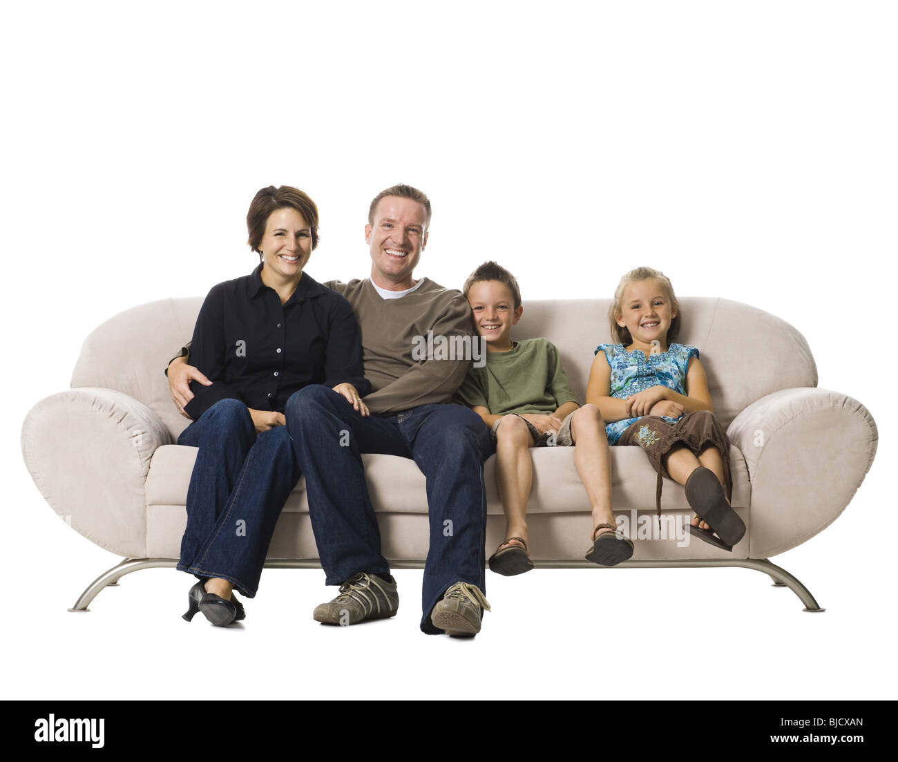 Familie sitzt auf einer Couch. Stockfoto