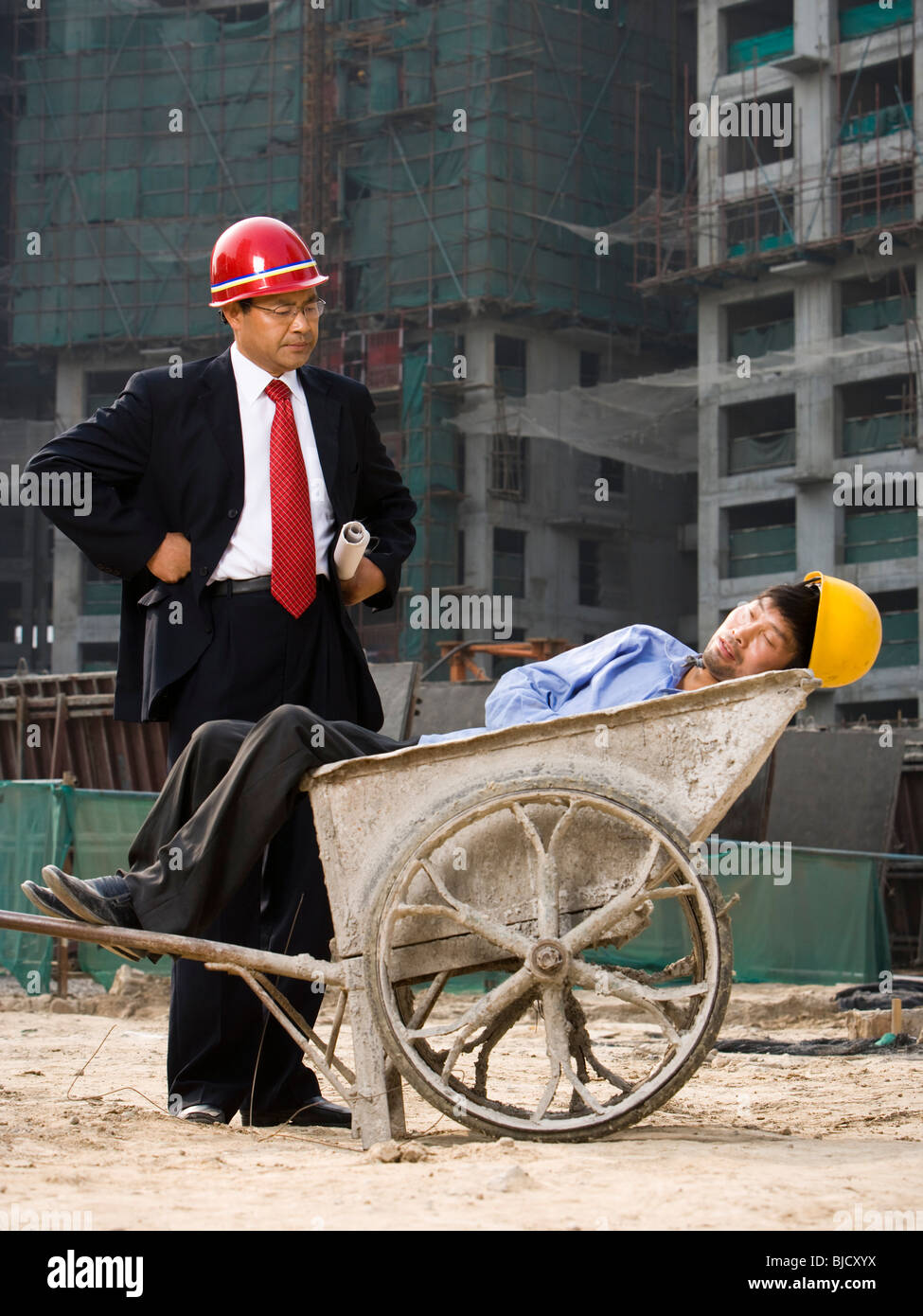 Architekt auf der Baustelle mit einem Arbeiter. Stockfoto