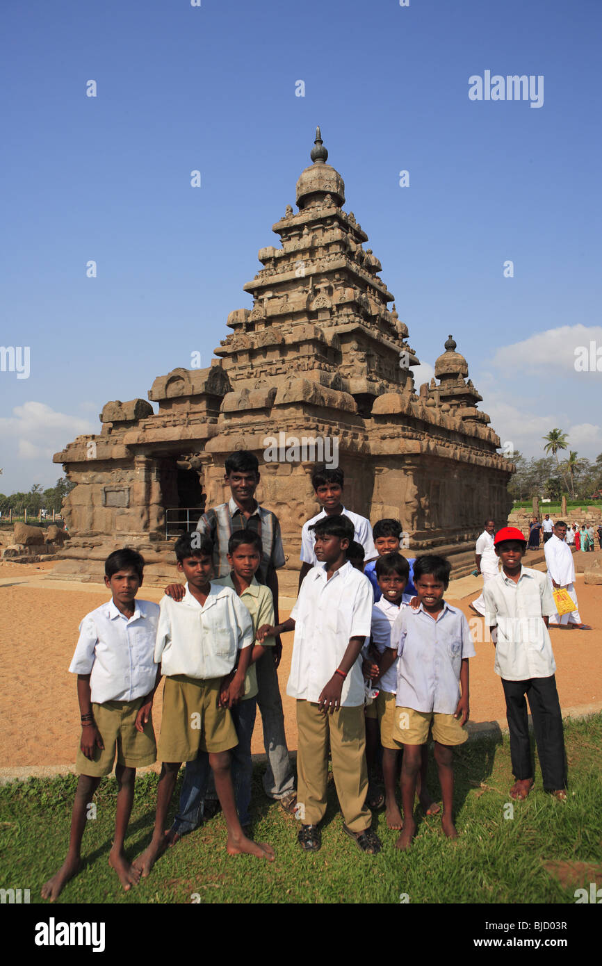 Schulkinder in der Nähe von Shore Tempel Göttern Vishnu und Shiva geweiht; Mahabalipuram; Bezirk Chengalpattu;  Tamil Nadu; Indien Stockfoto