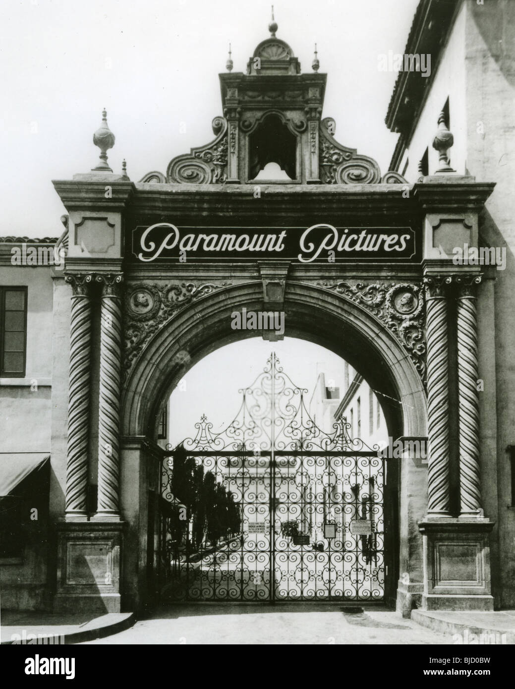 PARAMOUNT STUDIOS Haupteingang am 5451 Marathon in Hollywood in den späten 1920er Jahren Stockfoto