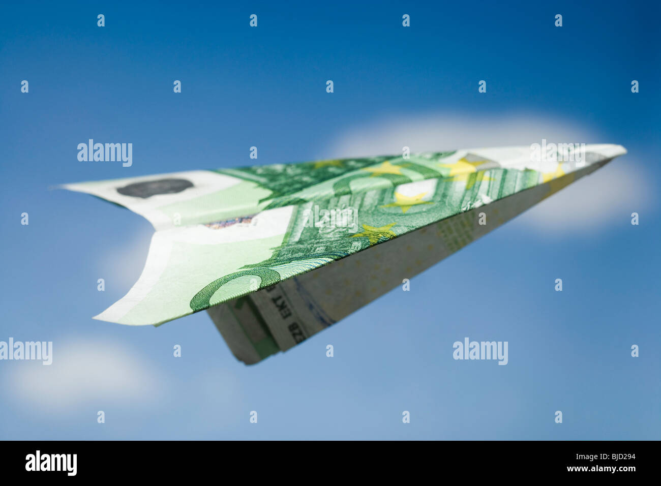 Papierflieger aus Geld gemacht. Stockfoto