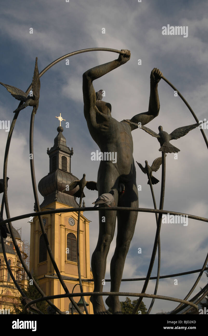 "Multi-kulturelle-Mann" Statueand Orthdox-Kathedrale der Heiligen Mutter Gottes - Zelenih Beretki Street, Srajevo, Bosnien-Herzegowina Stockfoto