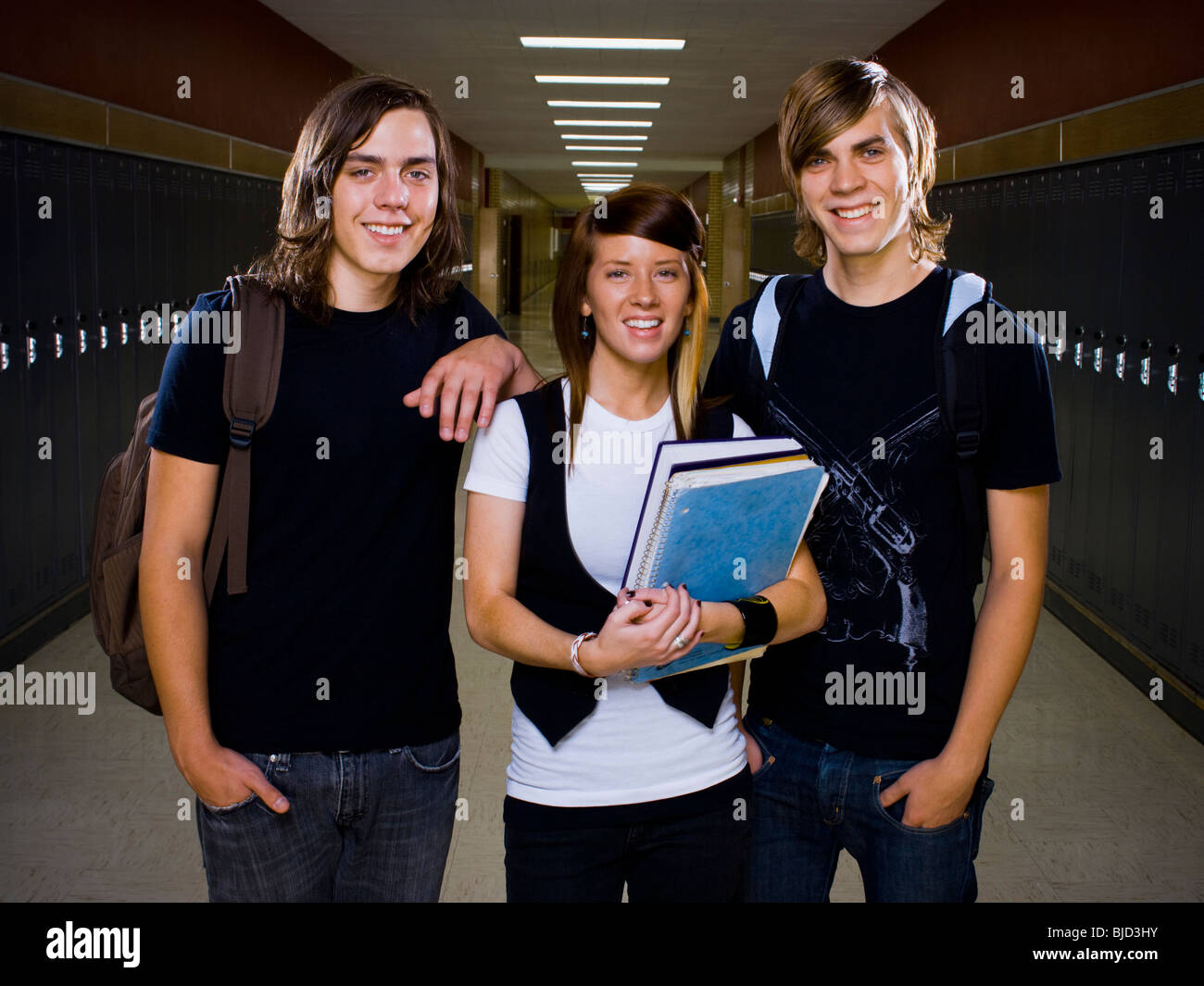 Zwei männliche und eine weibliche Schülerinnen und Schüler. Stockfoto
