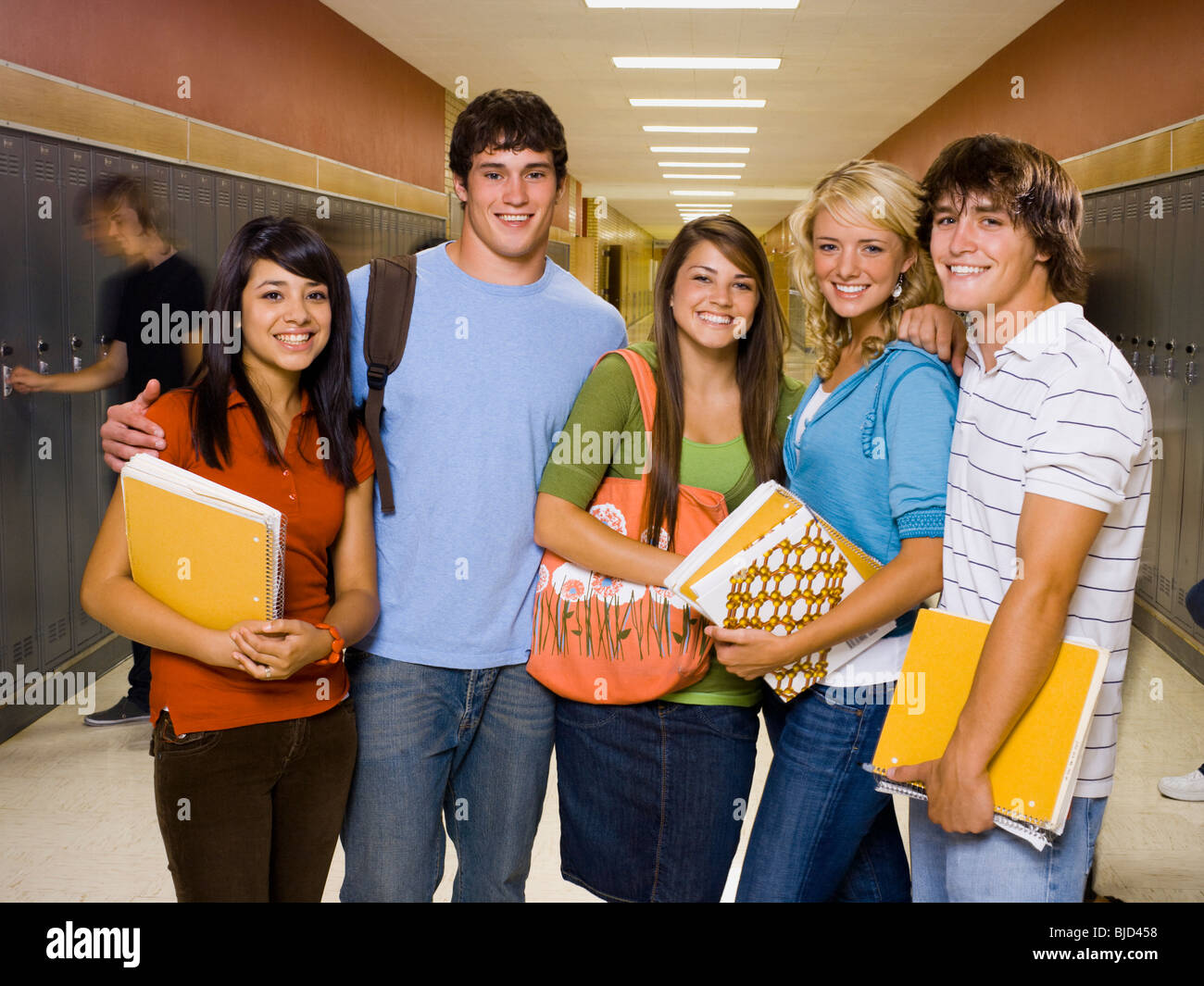 Fünf Schülerinnen und Schüler in der Schule. Stockfoto