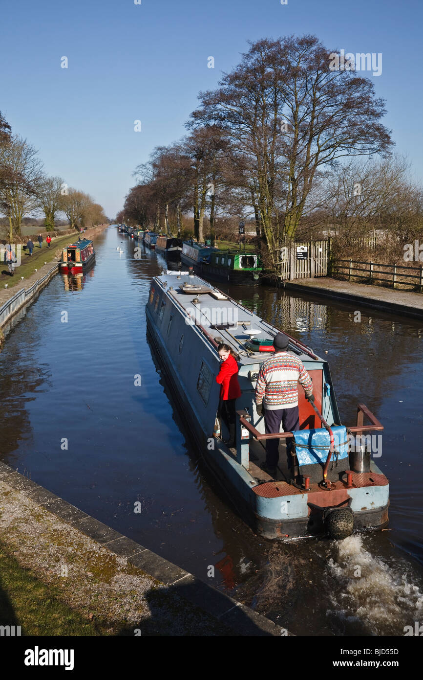 Narrowboat verlassen eine Sperre auf die Trent und Mersey Kanal an Fradley, Staffordshire Stockfoto