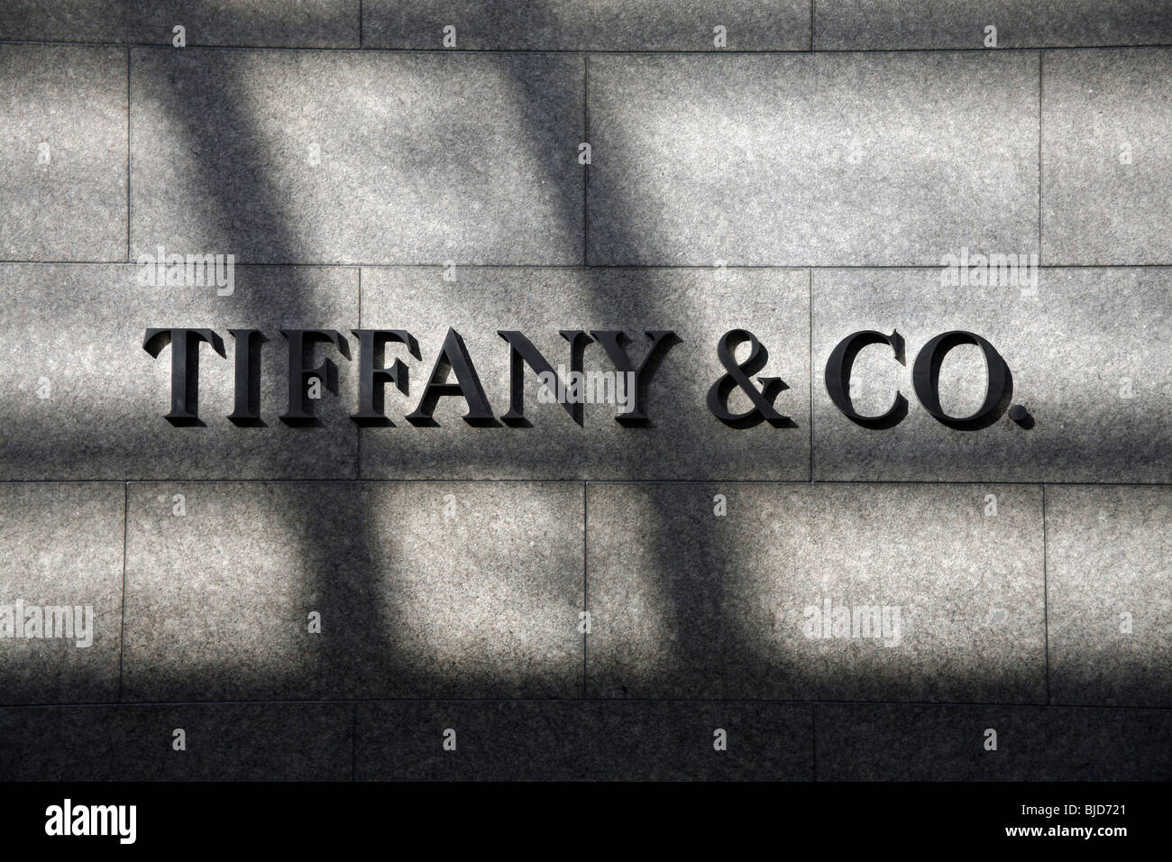 Zeichen und Schatten von Tiffany und Co in Las Vegas, Nevada, USA Stockfoto