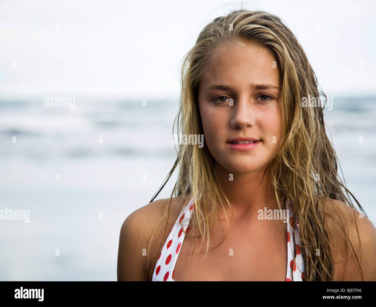Junge Frau am Strand. Stockfoto