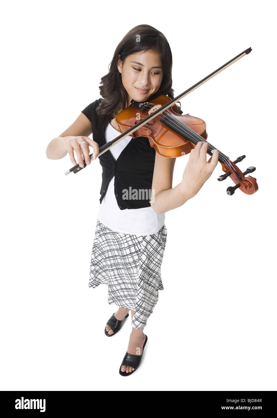 Eine junge Frau spielt die Violine. Stockfoto