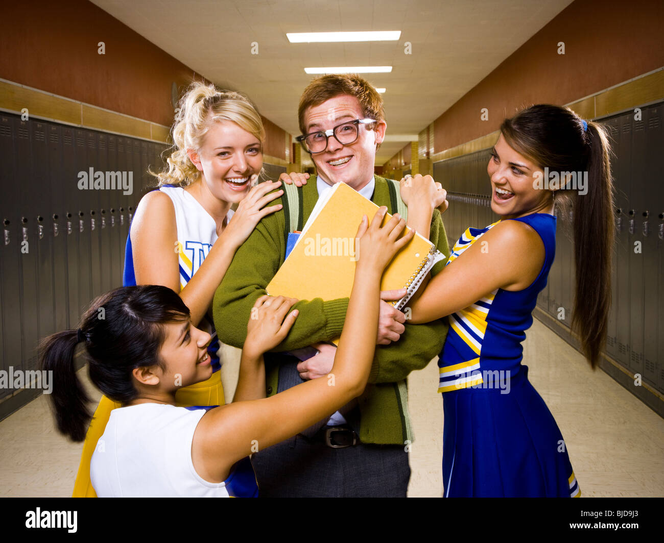 Drei weibliche und eine männliche Gymnasiasten. Stockfoto