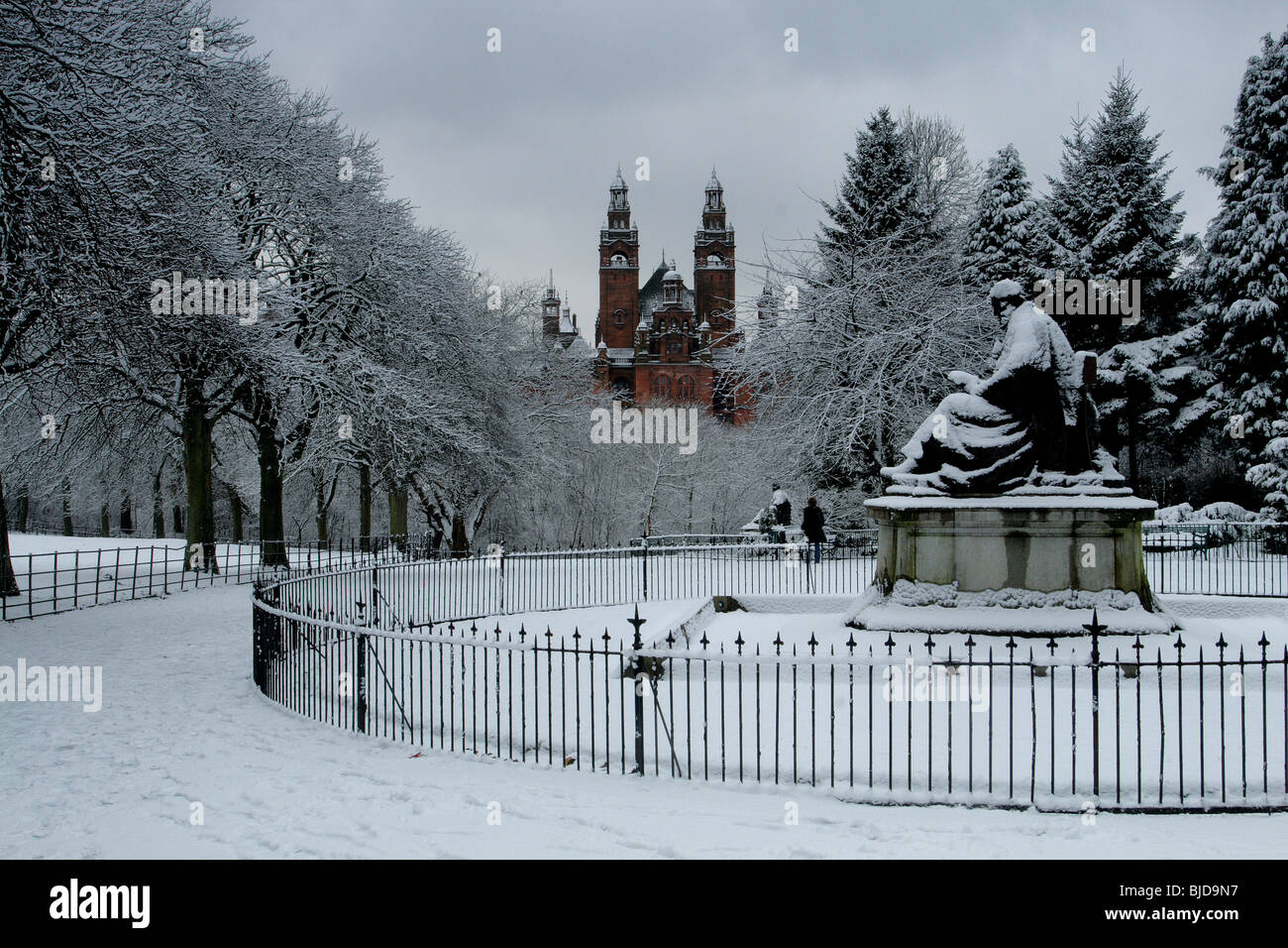 Kelvingrove Park und Kelvingrove Kunstgalerien im Winter, Glasgow, Schottland Stockfoto