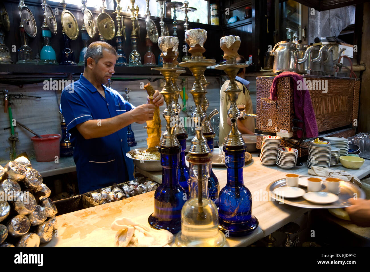 Teehaus, Wasserpfeife oder Wasserleitungen auf Zähler, Istanbul, Türkei, Man bereitet Shisha/Wasserpfeifen Stockfoto