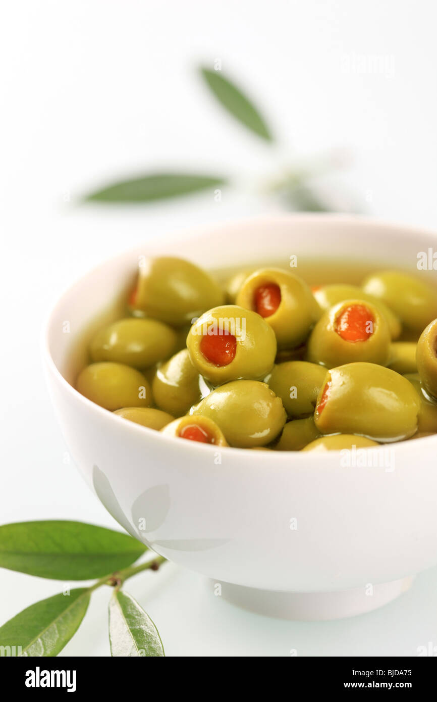 Schüssel mit grünen Oliven gefüllt mit Piment Stockfoto