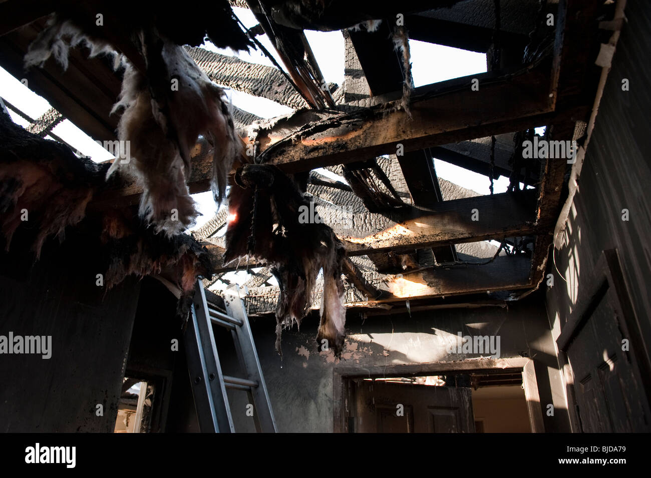 Dachstuhl nach Brand im Dachgeschoss des Hauses ausgesetzt Stockfoto