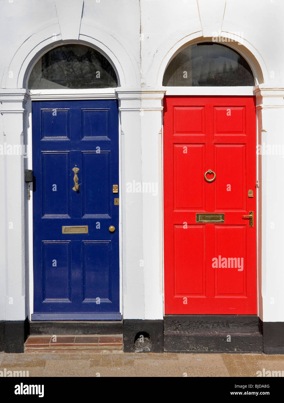 Roten und blauen Eingangstüren mit viktorianischen Design Architrave Stockfoto