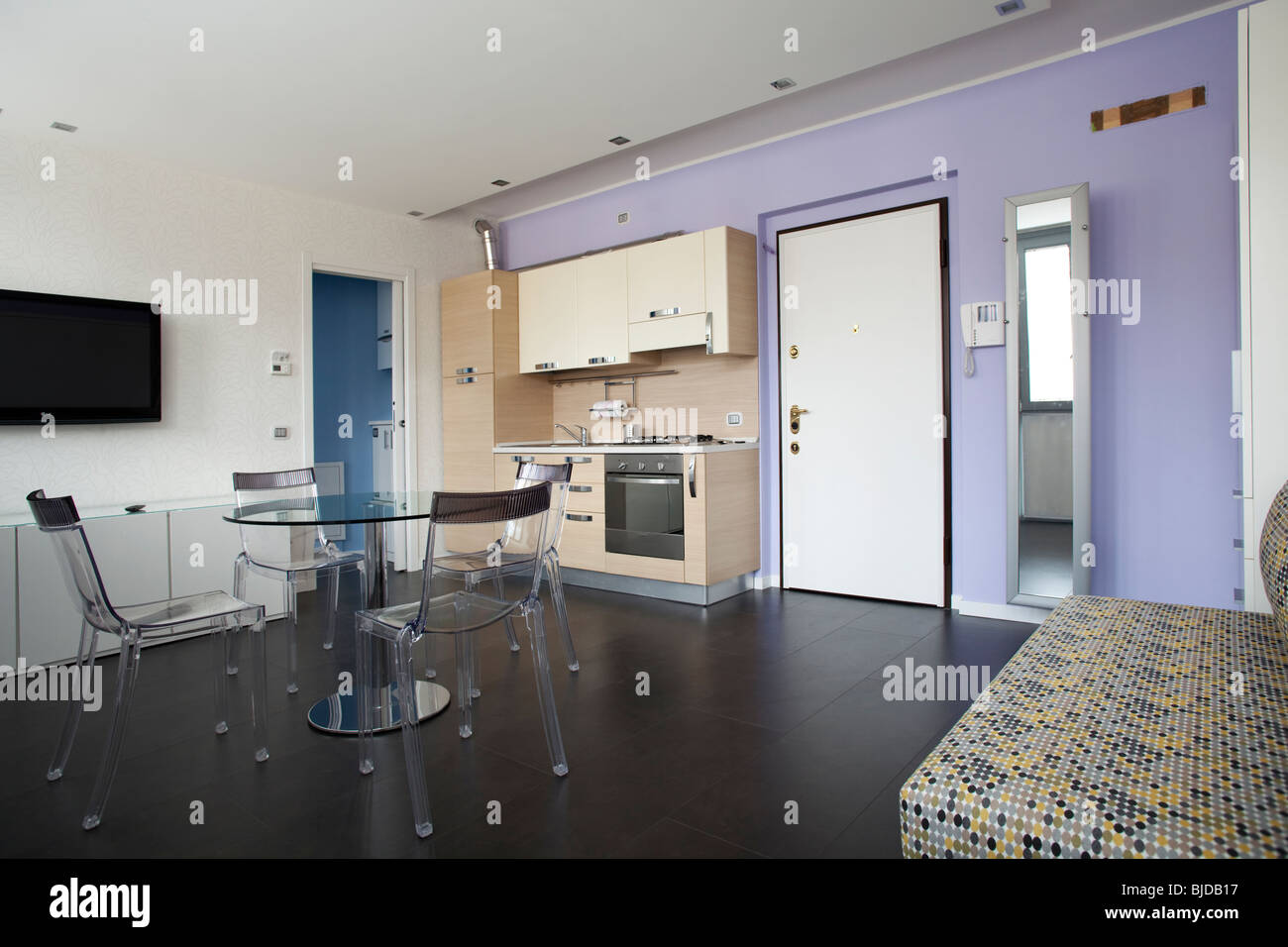 Studio-Apartment mit all inclusive in einem Zimmer: Küche, Wohnzimmer und Schlafzimmer Stockfoto