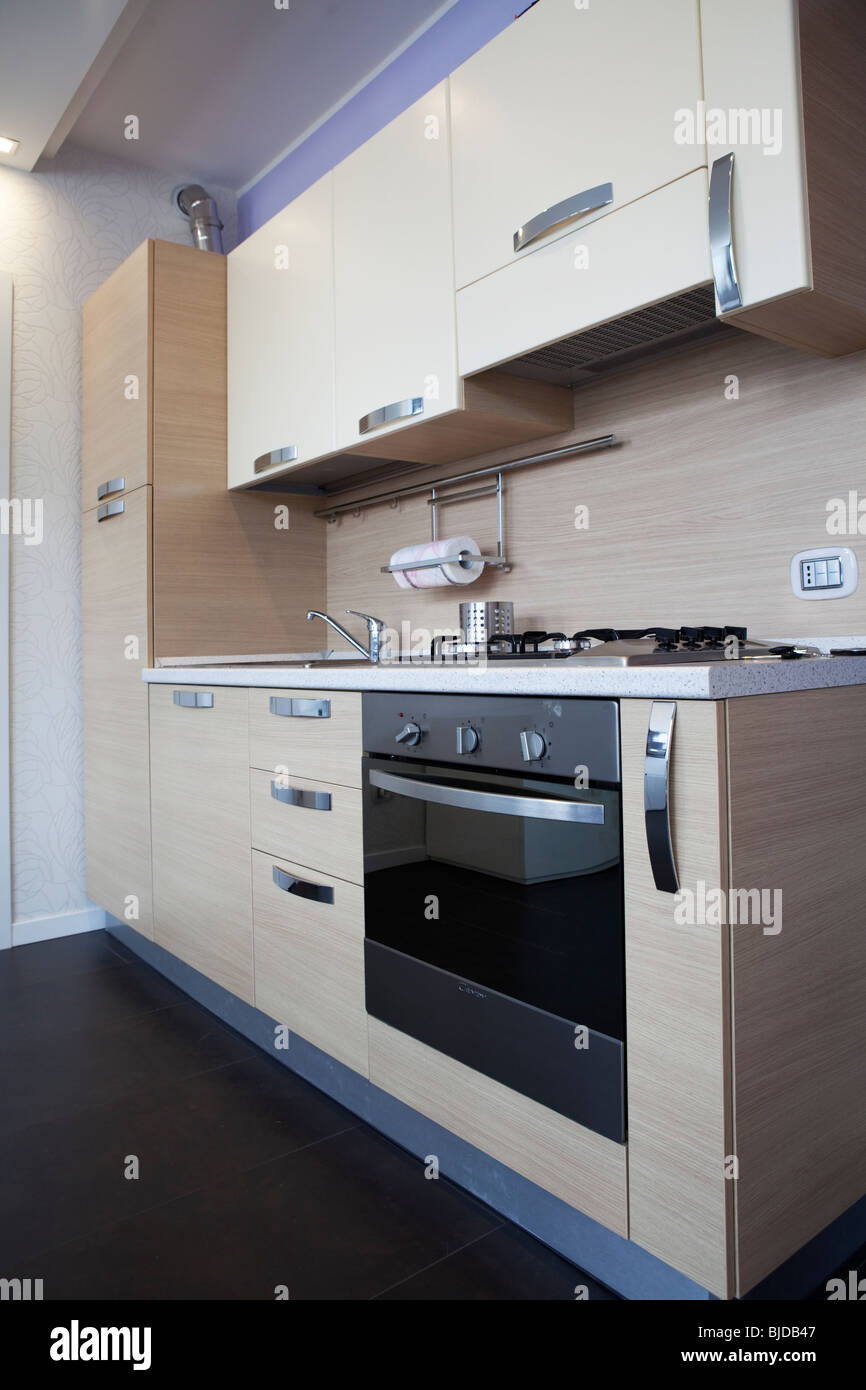 Moderner kleine Küche Wand im kleinen Studio Appartement mit 1 Schlafzimmer Stockfoto