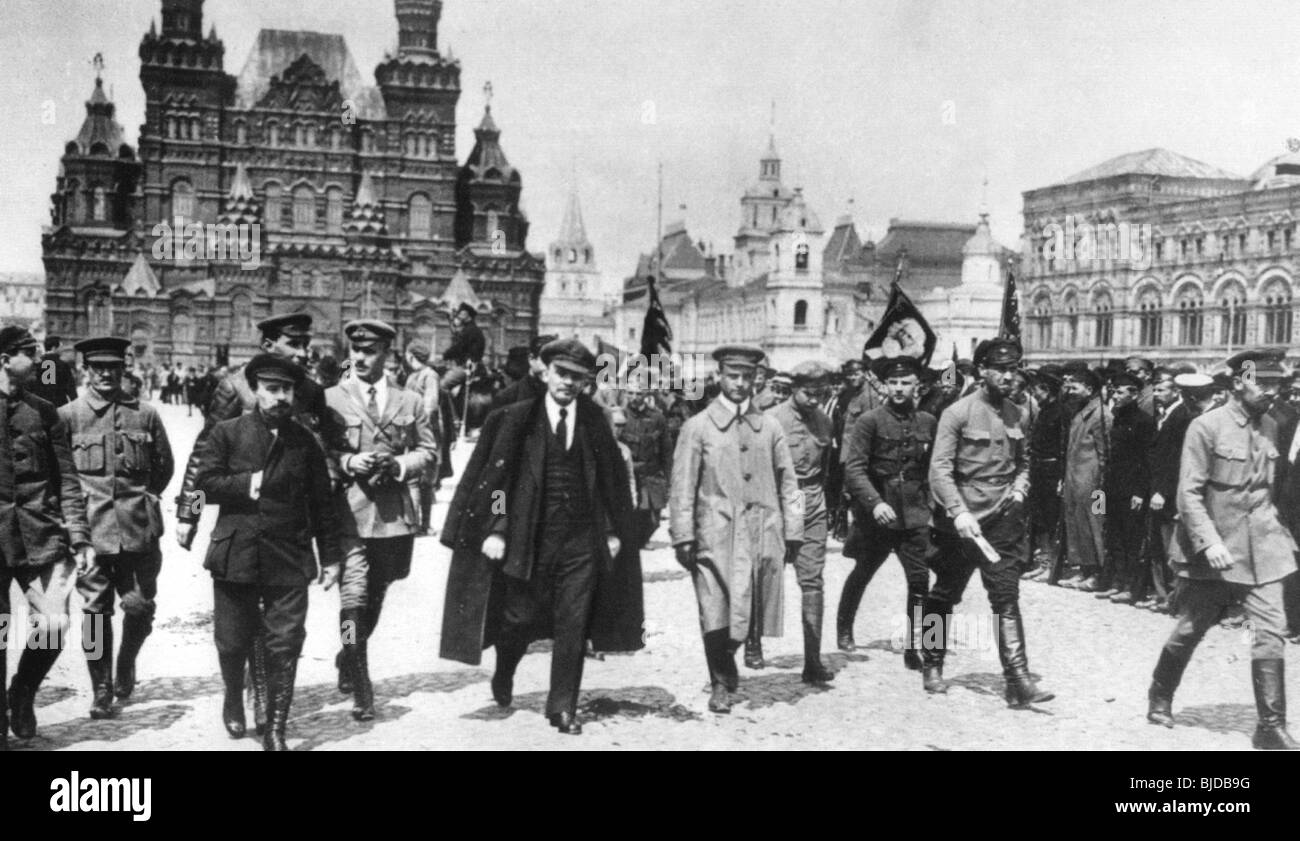 LENIN kreuzt rotes Quadrat im Mai 1919 Kommandeure der Roten Armee in Begleitung Stockfoto