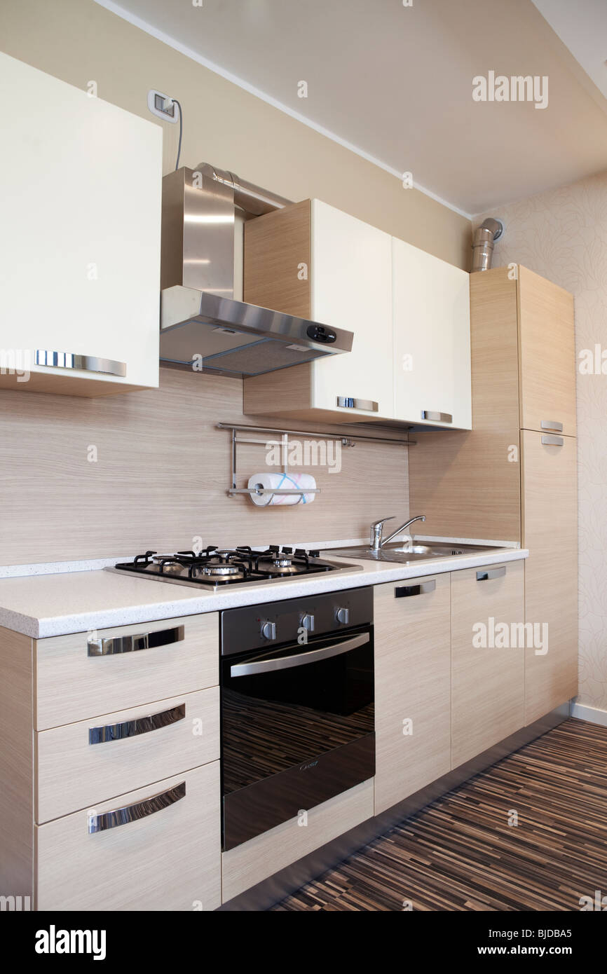 Moderne Küchenwand in Studio-apartment Stockfoto