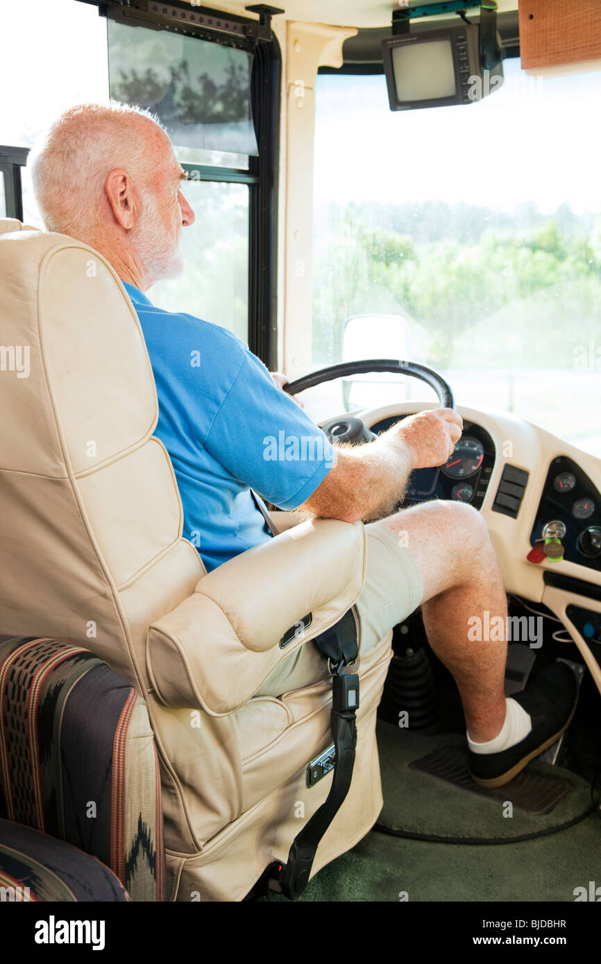 Im Ruhestand senior Mann seinem Wohnmobil in den Urlaub fahren. Stockfoto