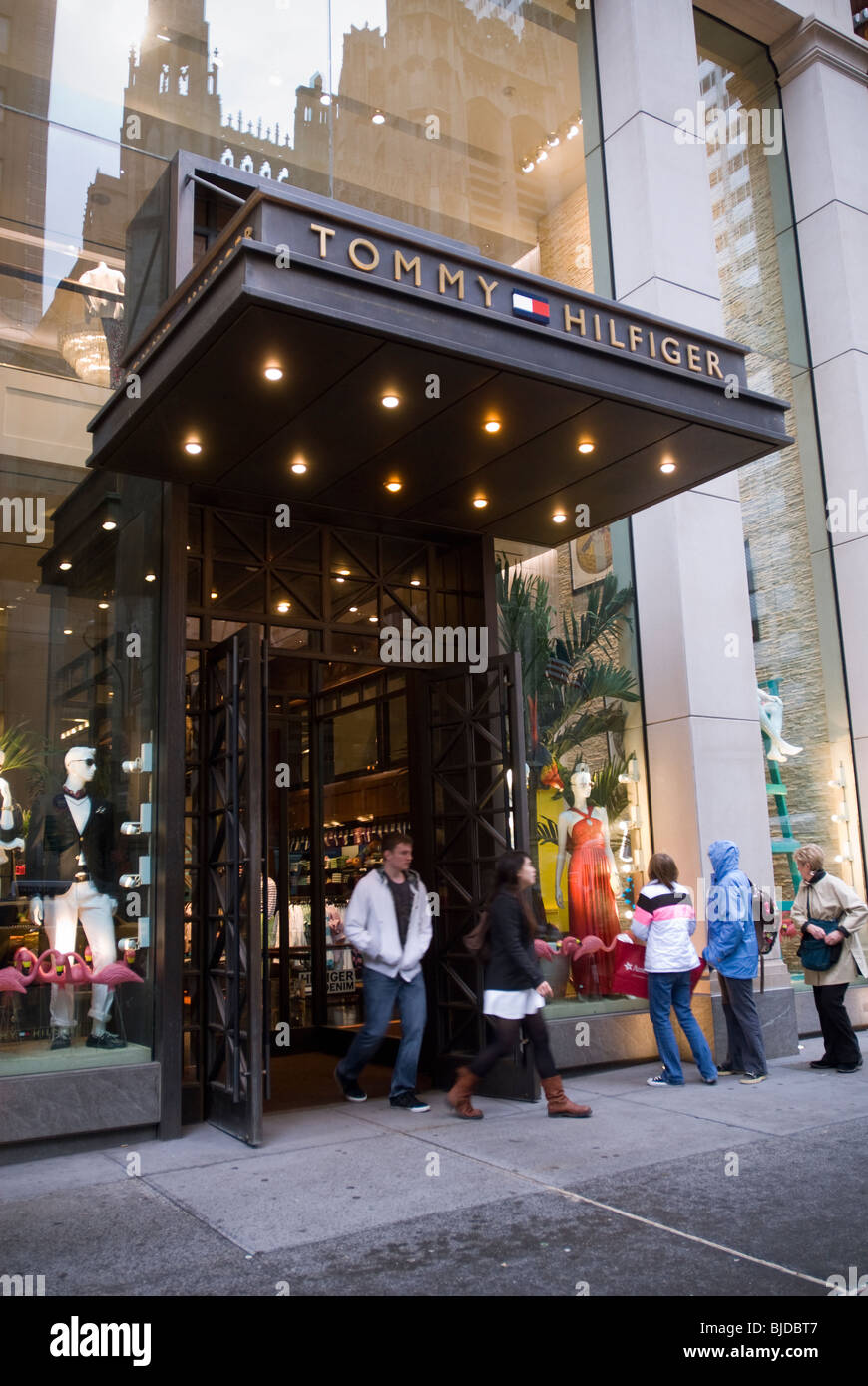 Der Tommy Hilfiger Flagshipstore auf der Fifth Avenue in New York Stockfoto