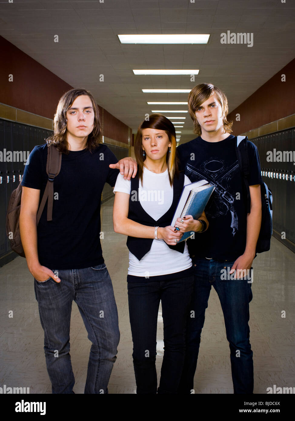 Zwei männliche und eine weibliche Schülerinnen und Schüler. Stockfoto