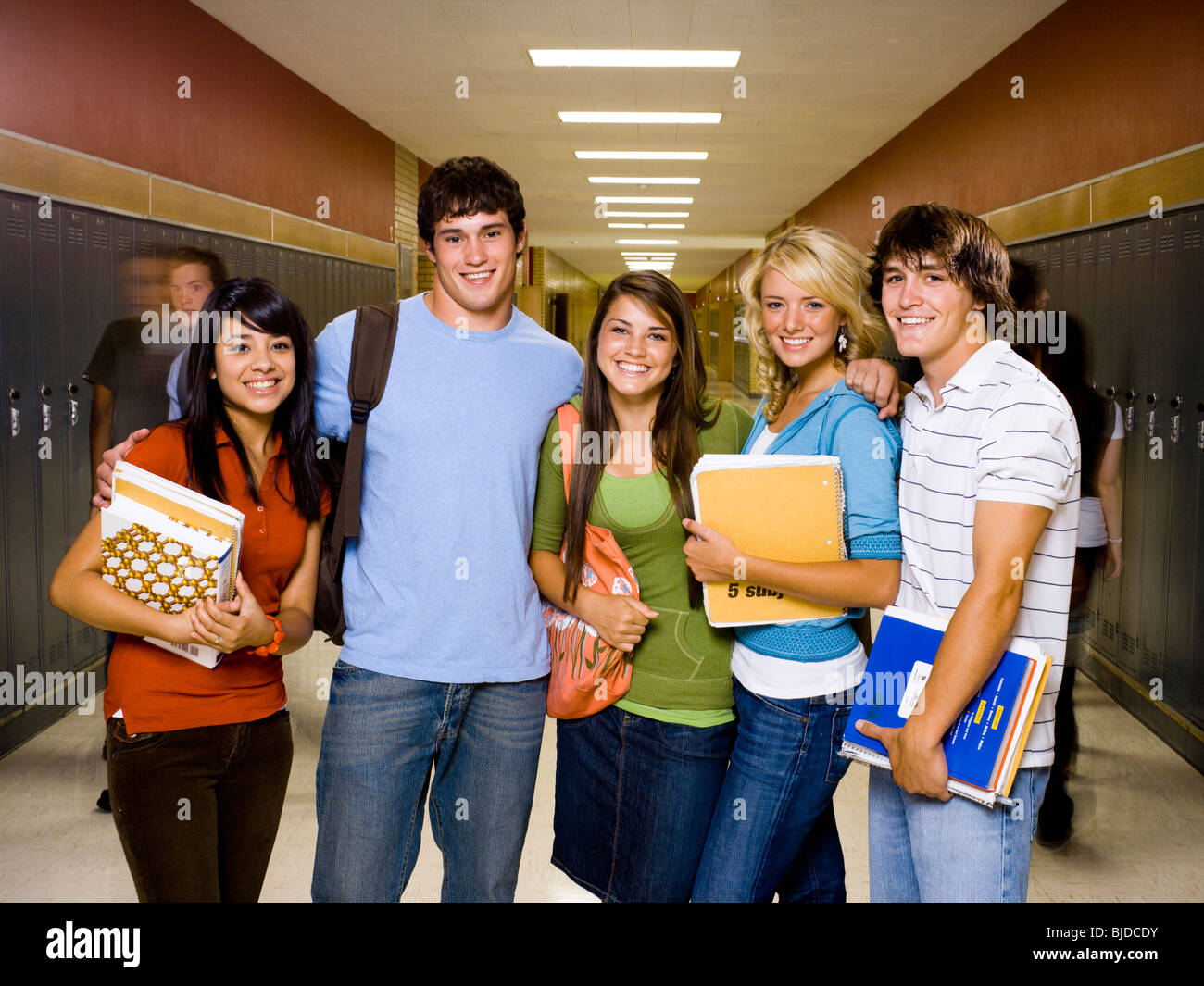 Fünf Schülerinnen und Schüler in der Schule. Stockfoto