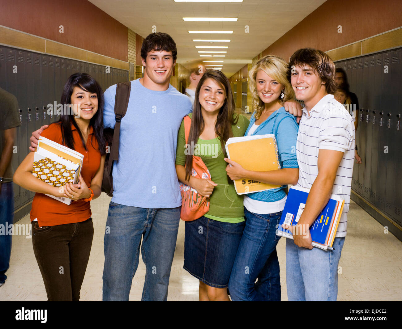 Fünf Schülerinnen und Schüler in der Schule. Stockfoto